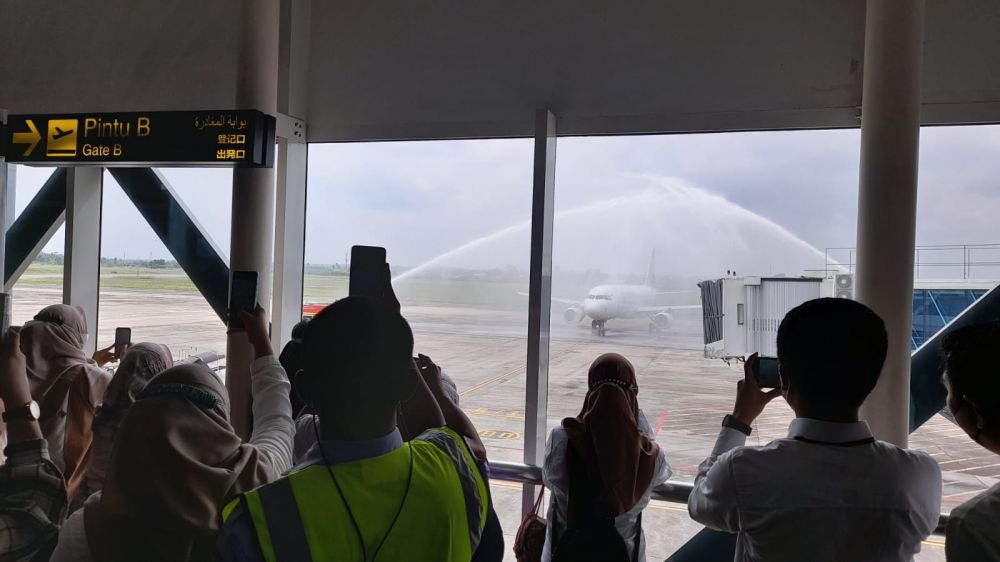 Tiba di Jambi, Super Air Jet Milik Lion Air Air Disambut Tradisi Water Salute