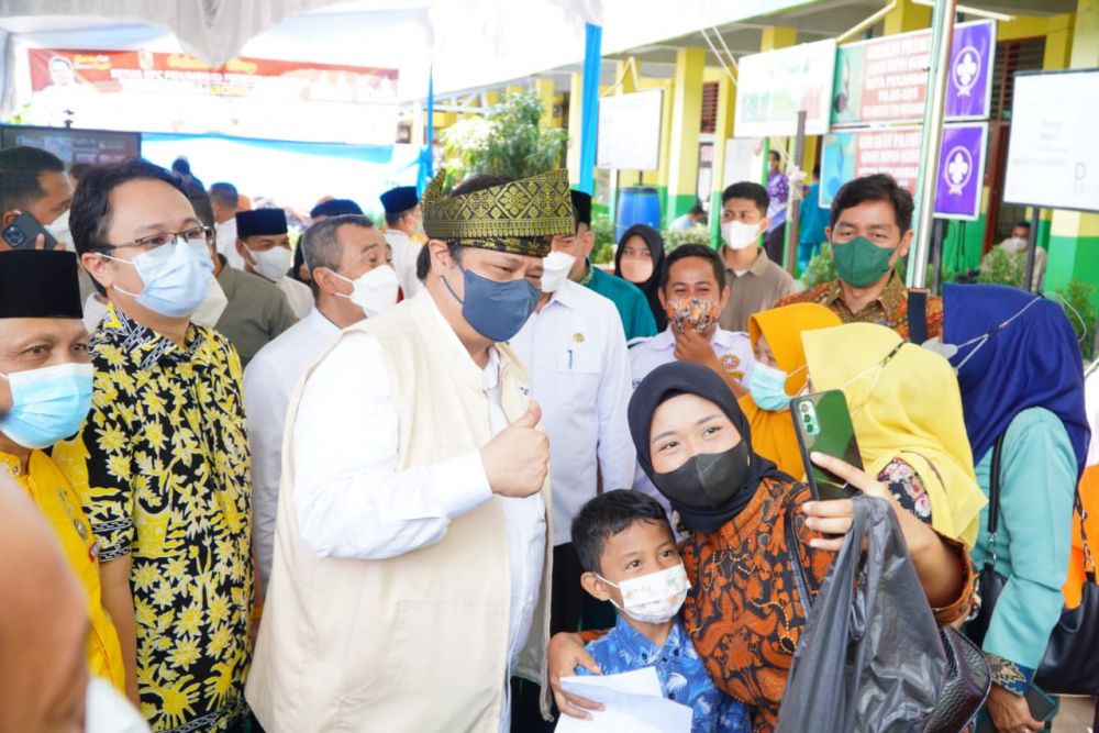 Menko Airlangga Hartarto Tinjau Vaksinasi Anak di SDN 158 Pekanbaru