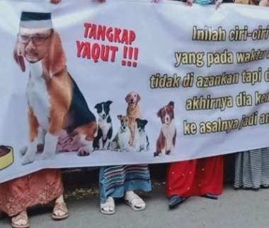 Aksi Kecam Menag Yaqut: Di Medan Disandingkan dengan Anjing, di Jakarta Foto Diinjak-injak