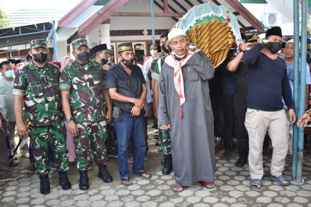 Hadiri Pemakaman, Danrem 042/Gapu Sampaikan Duka Mendalam kepada Keluarga Brigjen TNI Ruslan Effendi