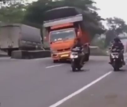 Viral Video Truk Ugal-ugalan Saat Hujan, Netizen: Kebanyakan Nonton Video Tayo