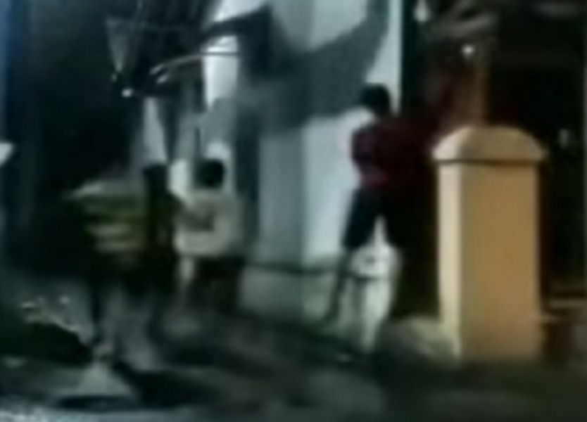 Kocak! Terekam CCTV, Sekelompok Remaja Iseng Matikan Meteran Listrik Rumah Warga