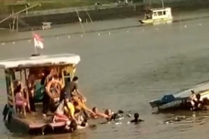 Asik Foto-Foto, Perahu Wisata di Danau Sipin Terbalik