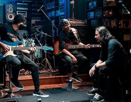 Ello Resmi Ditunjuk Jadi Vokalis Grub Band Dewa 19, Ello: Seperti Mimpi Rasanya