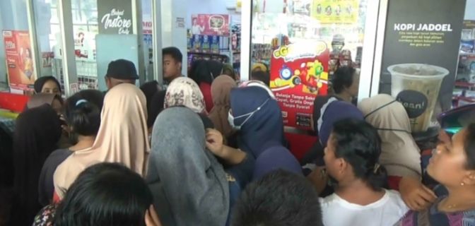 Di Tebo, Emak-Emak Sempat Bersitegang, Ada yang Beli Minyak Goreng dalam Jumlah Banyak