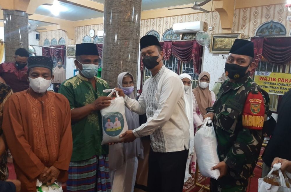 Momen Peringatan Isra Mikraj, Kelurahan Tanjung Sari Beri Bantuan ke Lansia dan Duafa