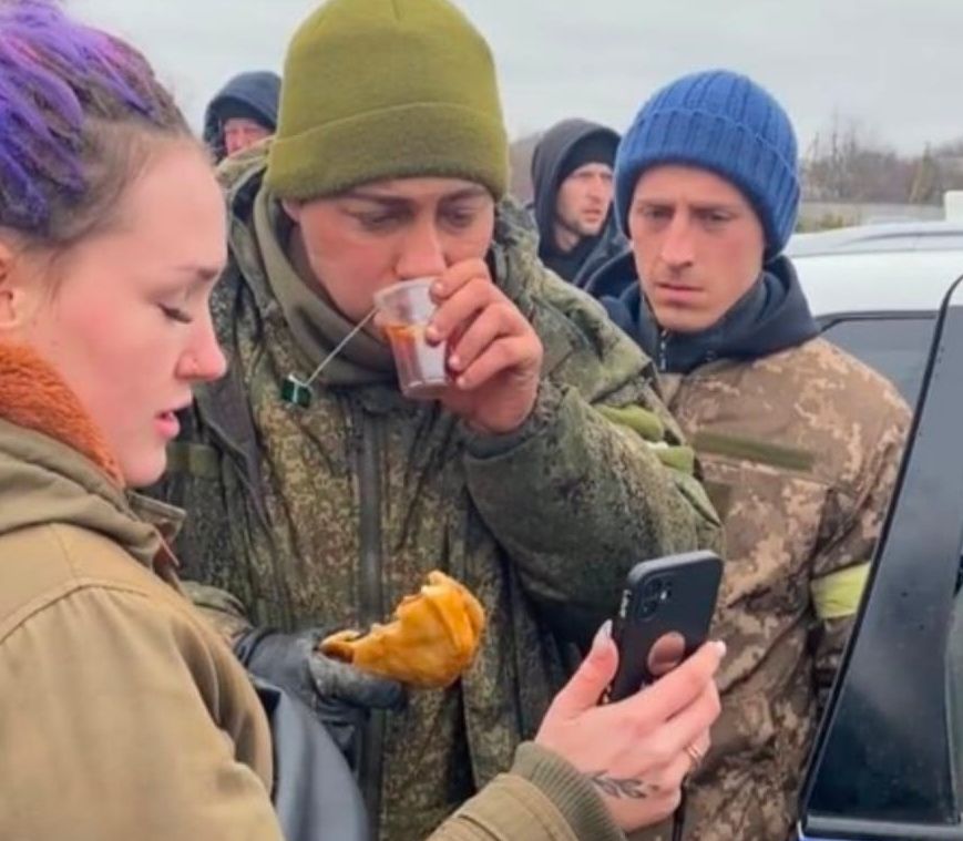 Detik-Detik Tentara Rusia Disambut Warga Ukraina, Dikasih Teh Lagi