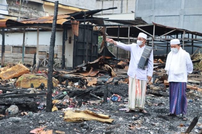 Bupati Anwar Sadat Dampingi Gubernur Al Haris Serahkan Bantuan Ke Korban Kebakaran