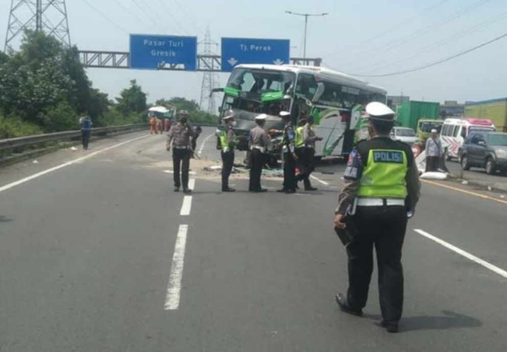 Usai Ziarah, Bus Asal Palembang Hajar Truk di Tol Surabaya