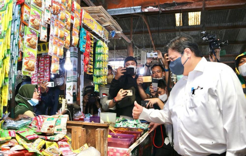 Airlangga Hartarto Cek Langsung Ketersediaan Minyak Goreng di Pasar Alang-Alang Lebar Palembang