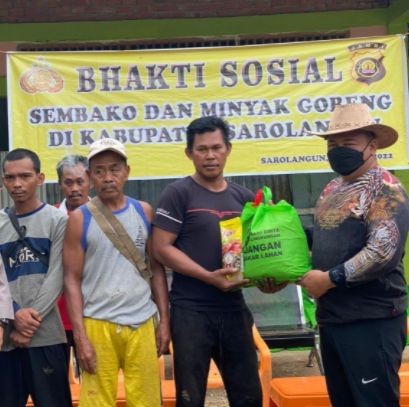 Wakapolda Jambi Beri Bantuan untuk Warga Desa Danau Serdang, Sarolangun