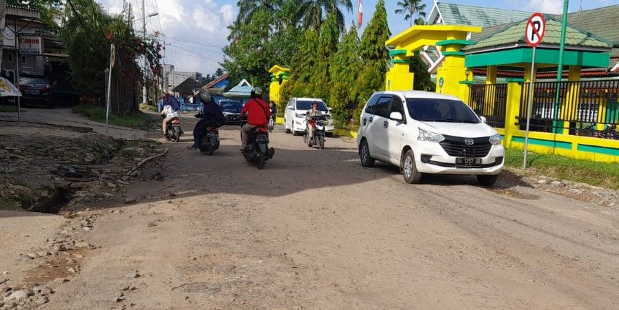 Jalan Depan Disdik Kota Jambi Masih Rusak, Warga: Malu Lah, Jalan Ini di Tengah Kota