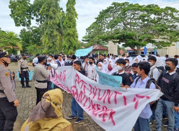 Amankan Demo SMAN 3, Polsek Mestong Terjunkan Belasan Personel