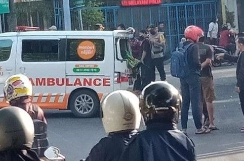 Mobil Ambulans Pengangkut Jenazah Eks DPRD Tabrak Truk, 1 Orang Tewas