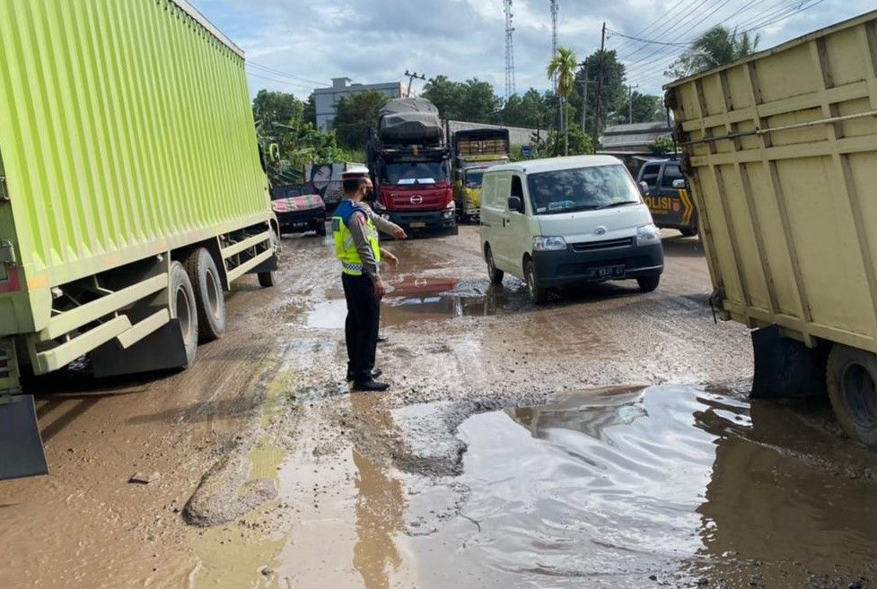 Jalan Lintas Jambi Palembang Macet, Satlantas Polres Muarojambi Turun Tangan 