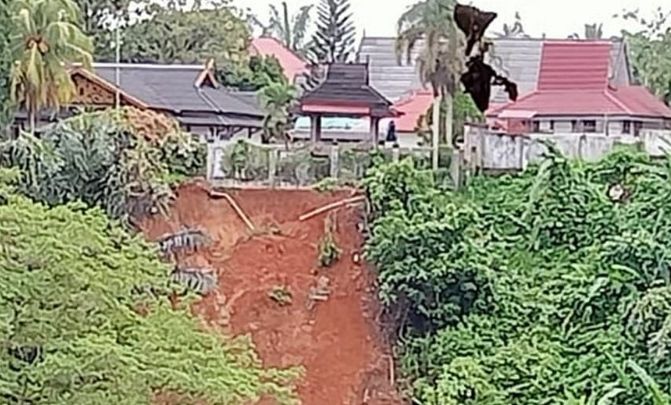 Longsor, Sebagian Rumah Dinas Bupati Merangin Nyaris Hanyut