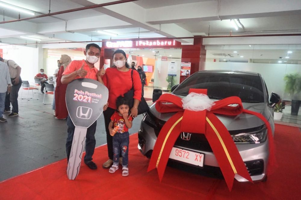 Beri Apresiasi Pelanggan Sumatera, Telkomsel Serahkan Hadiah Mobil di Program Poin Festival