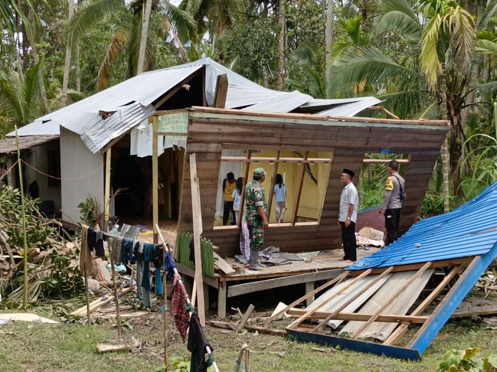 Dihantam Angin Kencang, Satu Unit Rumah di Tanjab Barat Roboh Tertimpa Pohon