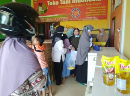 Penjual Minyak Goreng Murah di Muarasabak Barat Diserbu Warga