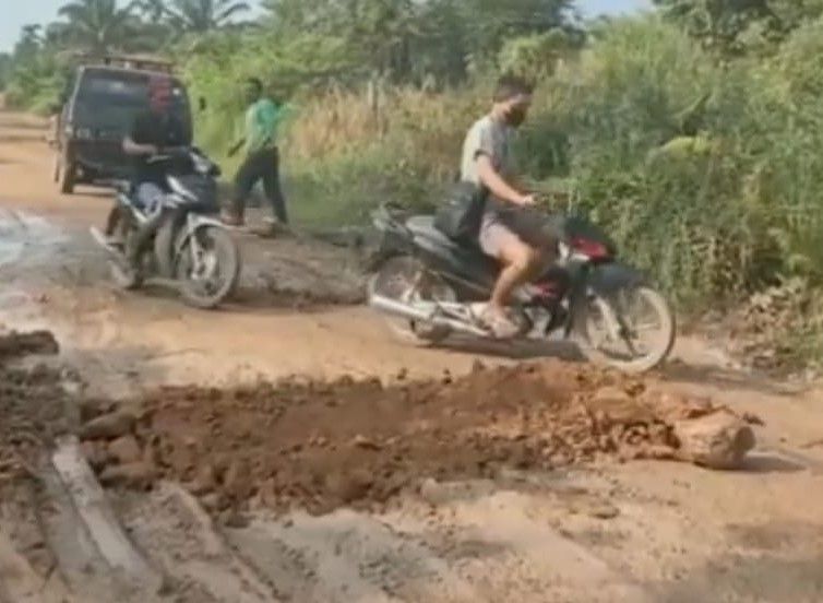 Jalan Betara-Kualabetara Rusak Lagi, Bupati Ancam Cabut Izin PT Felda