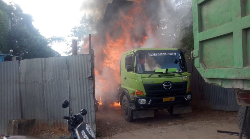 Truk, Minibus, dan Motor Ludes Terbakar di Alambarajo