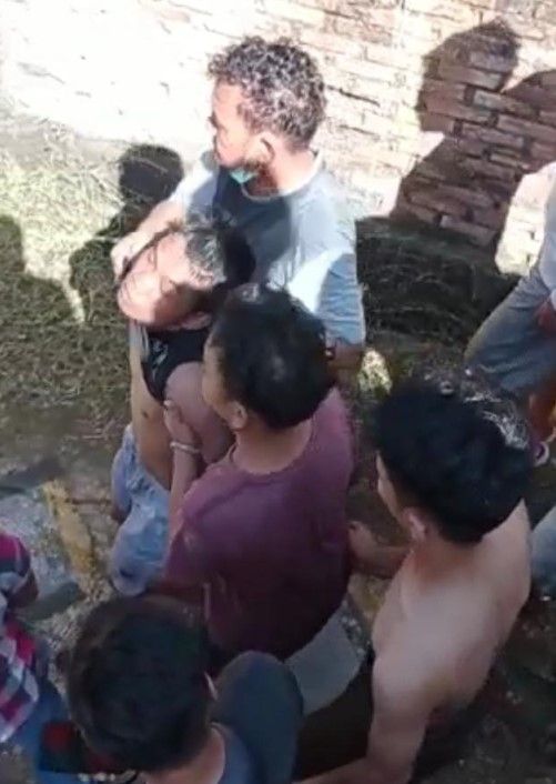 Dikepung Warga, Maling di Pasarberingin Bersembunyi di Atap