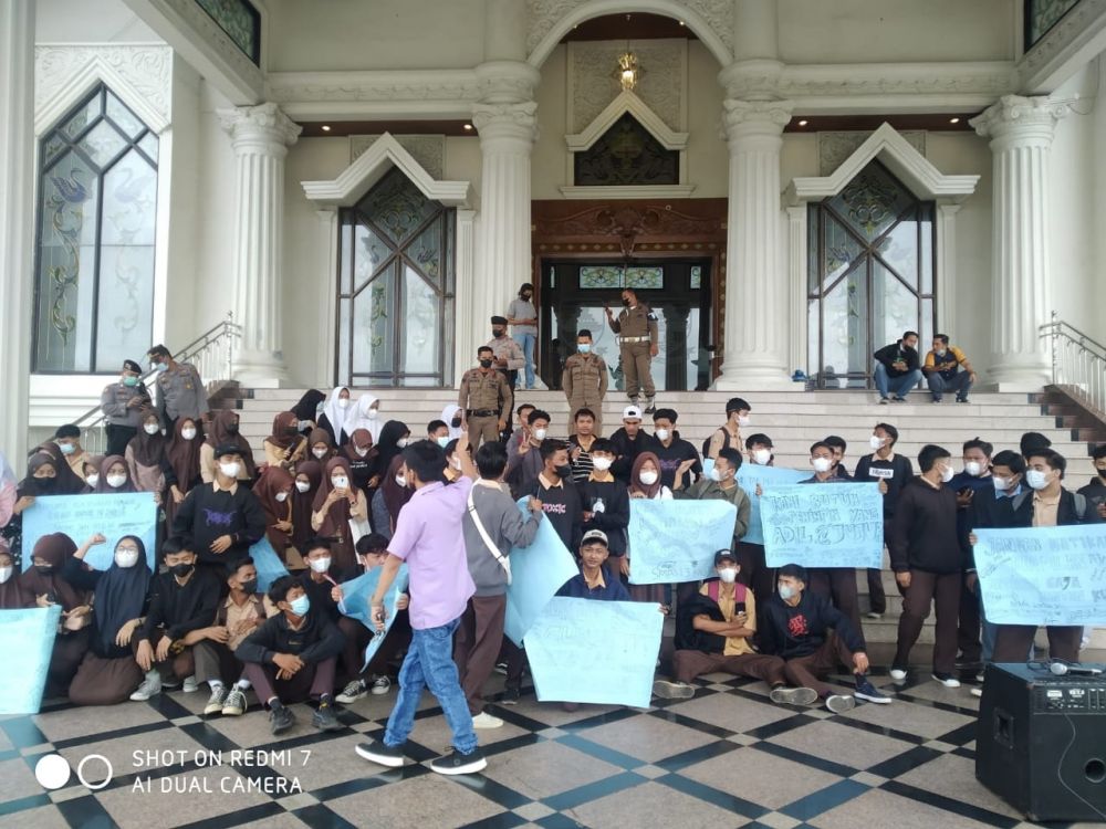 Tuntut Kepsek Mundur, Siswa SMAN 3 Muarojambi Demo ke Kantor Gubernur