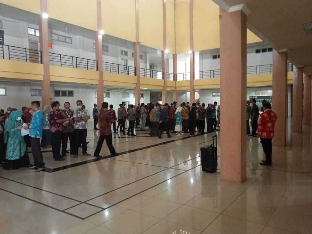 Banyak Laporan Pegawai Nongkrong di Warung Saat Jam Kerja, Wabup Tanjab Timur Langsung Sidak