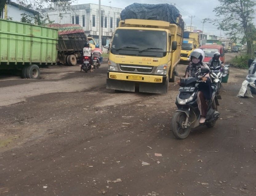 Jalan Lingkungan Rusak, Lurah Sebut Tergantung Perawatan dari Warga? Loh Kok..