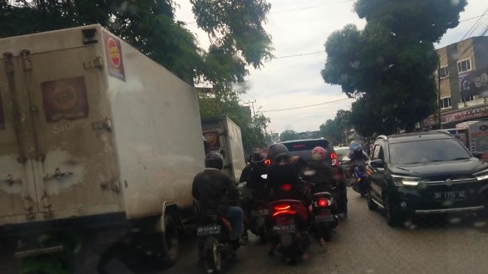 Antrean Truk di SPBU Kebun Handil Makan Badan Jalan, Bikin Macet