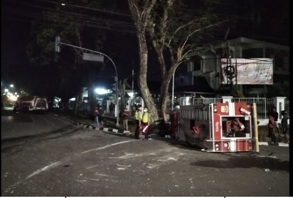 Mau Padamkan Api di Rumdis Wakil Gubernur Jambi, 2 Unit Mobil Damkar Tabrakan