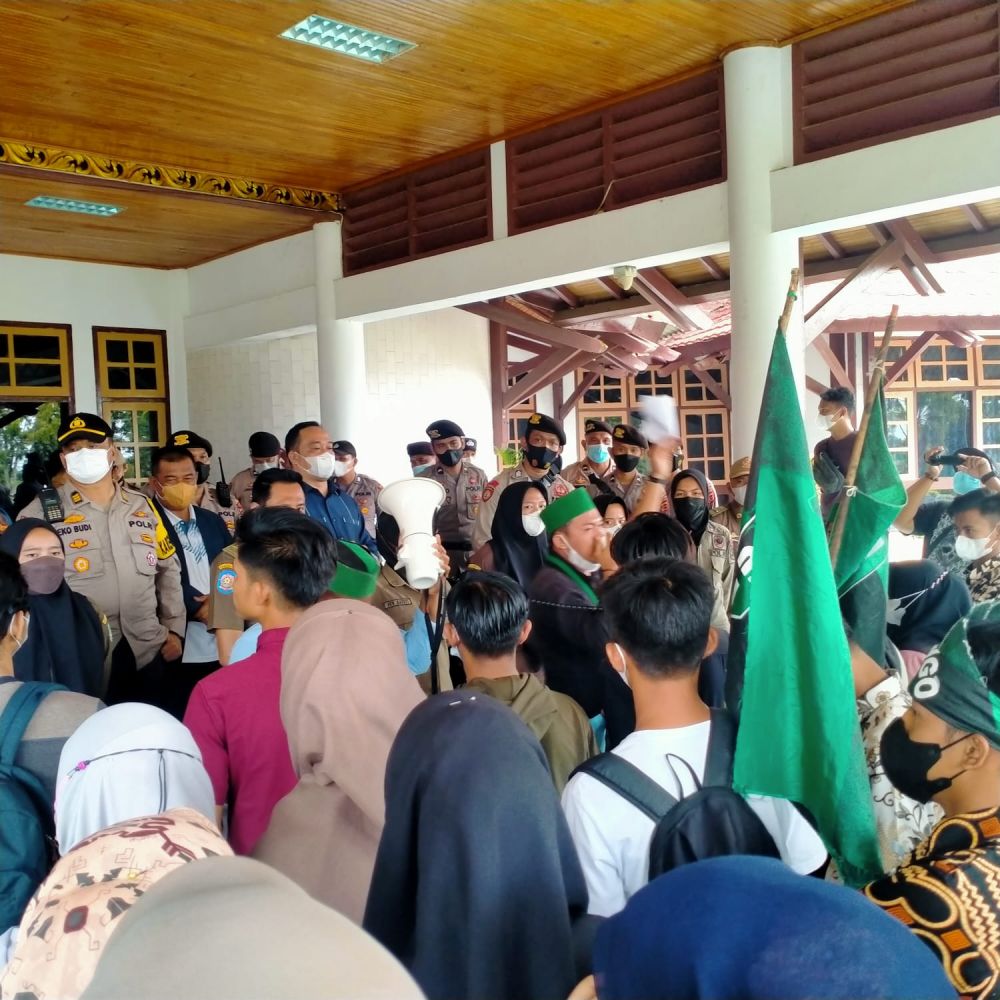 Masalah Antrean Panjang di SPBU, Massa Datangi Gedung DPRD Bungo