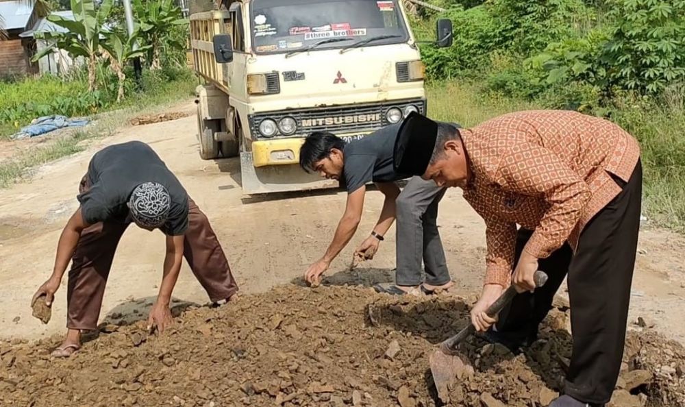 Kades Desa Suwaklabu Juga Keluhkan Perbaikan Jalan oleh PT Felda