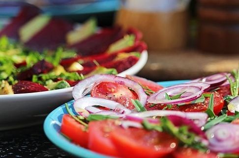 Mudah Dicoba, Ini Resep Salad Alpukat Tomat yang Menyehatkan