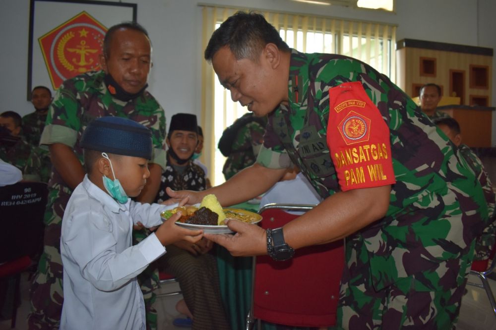 Berbagi Kebahagiaan, Danrem 042/Gapu Makan Bersama Prajurit Dan Anak Panti Asuhan