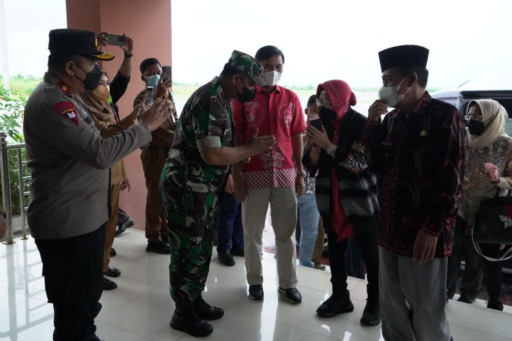 Danrem 042/Gapu Sambut Kedatangan Mensos RI Tri Rismaharini