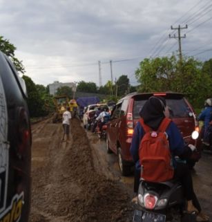 Bertahap Diperbaiki, Antrean Kendaraan di Jalan Lintas Jambi-Palembang Kembali Mengular