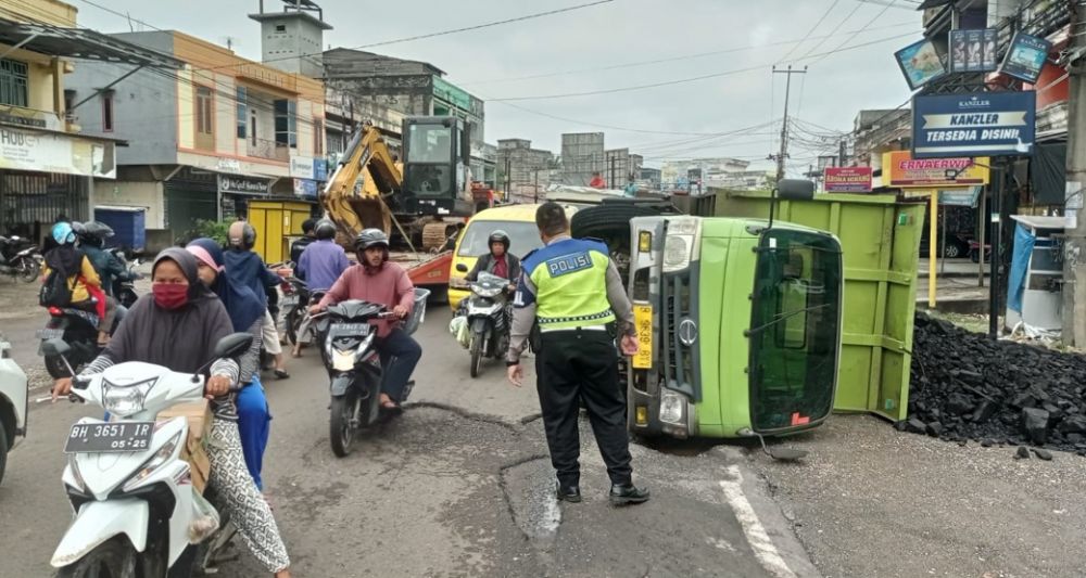 Truk Batu Bara Terbalik, Ditilang karena Overload