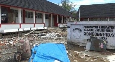 Miris! Gegara Proyek Molor, Murid di Tanjab Timur Terpaksa Belajar di Lantai   