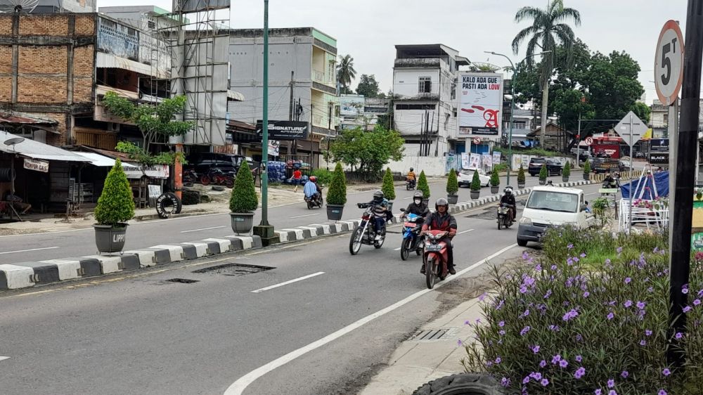  Perbaikan Jalan Tak Ada Peringatan, Pengendara di Kota Jambi Was-Was