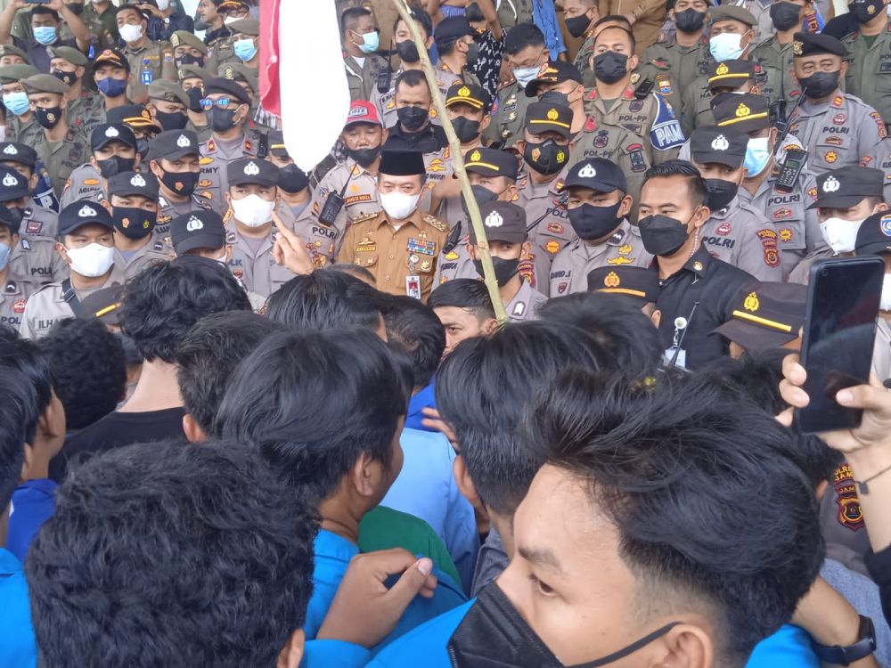 Gubernur Jambi Al Haris Temui Pendemo, Massa: Izinkan Kami Masuk