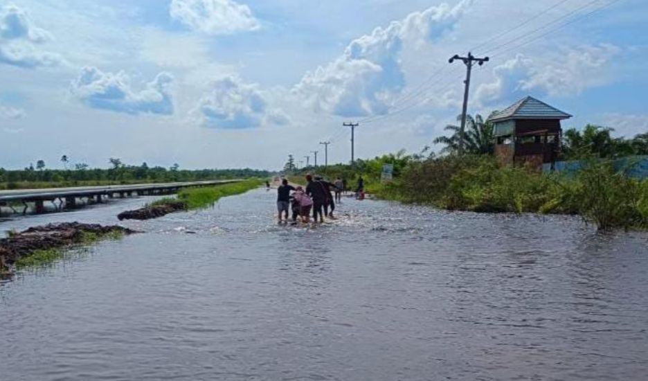 Kanal PT WKS Jebol, Banjir Landa Betara