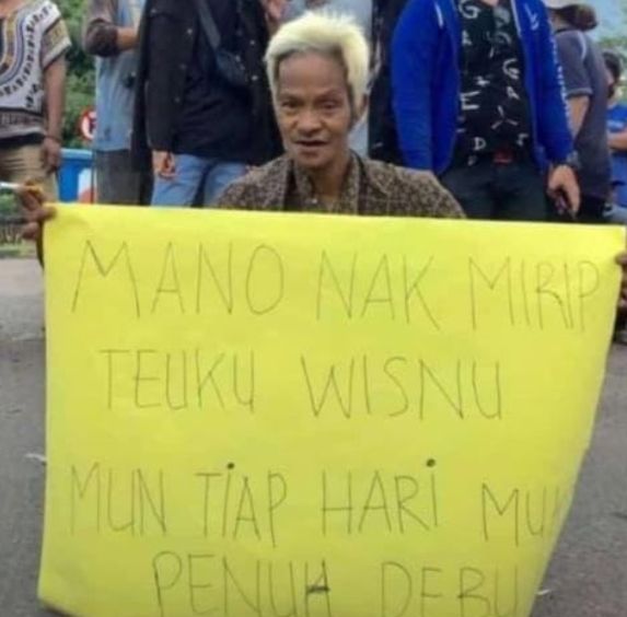 Geram Jalanan Berdebu, Warga Taman Rajo Blokir Jalan