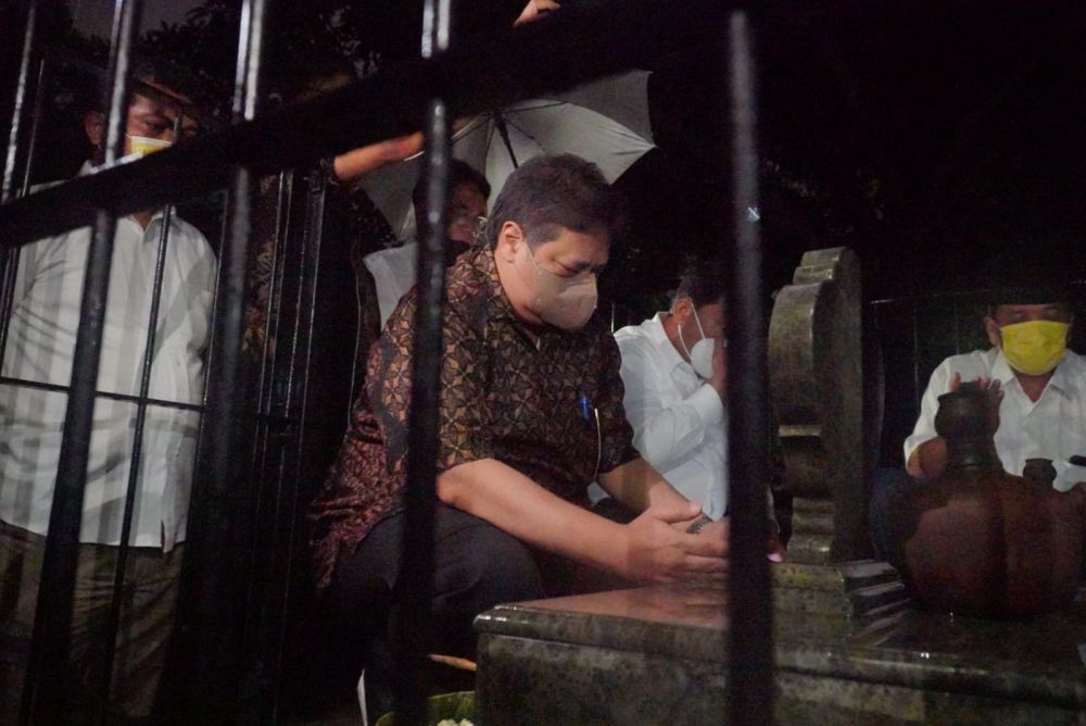 Jelang Ramadhan, Airlangga Hartarto Nyekar ke Makam Orang Tua 