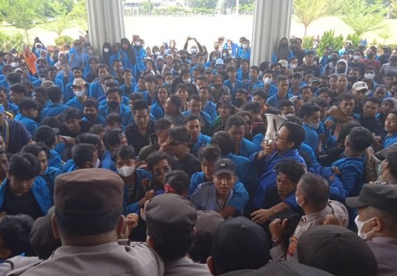 Mahasiswa dan Polisi Saling Dorong, Warnai Aksi Unjuk Rasa Minyak Goreng dan PETI