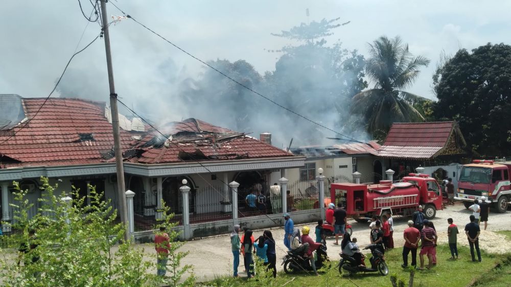 Diduga Korsleting Listrik, 1 Rumah Warga di Sarolangun Dilalap Api