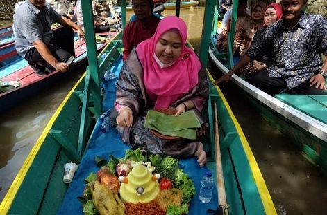 Bupati Masnah Hadir Festival Keduri di Danau Tangkas Desa Tanjung Lanjut