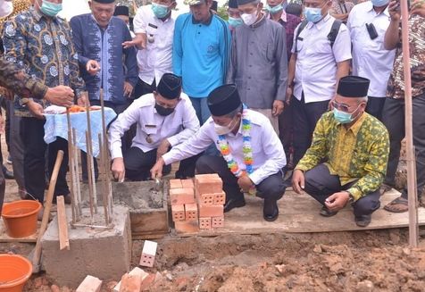 BBS Dampingi Wagub Abdullah Sani Lakukan Peletakkan Batu Pertama Pembangunan Masjid Baitussalam Desa