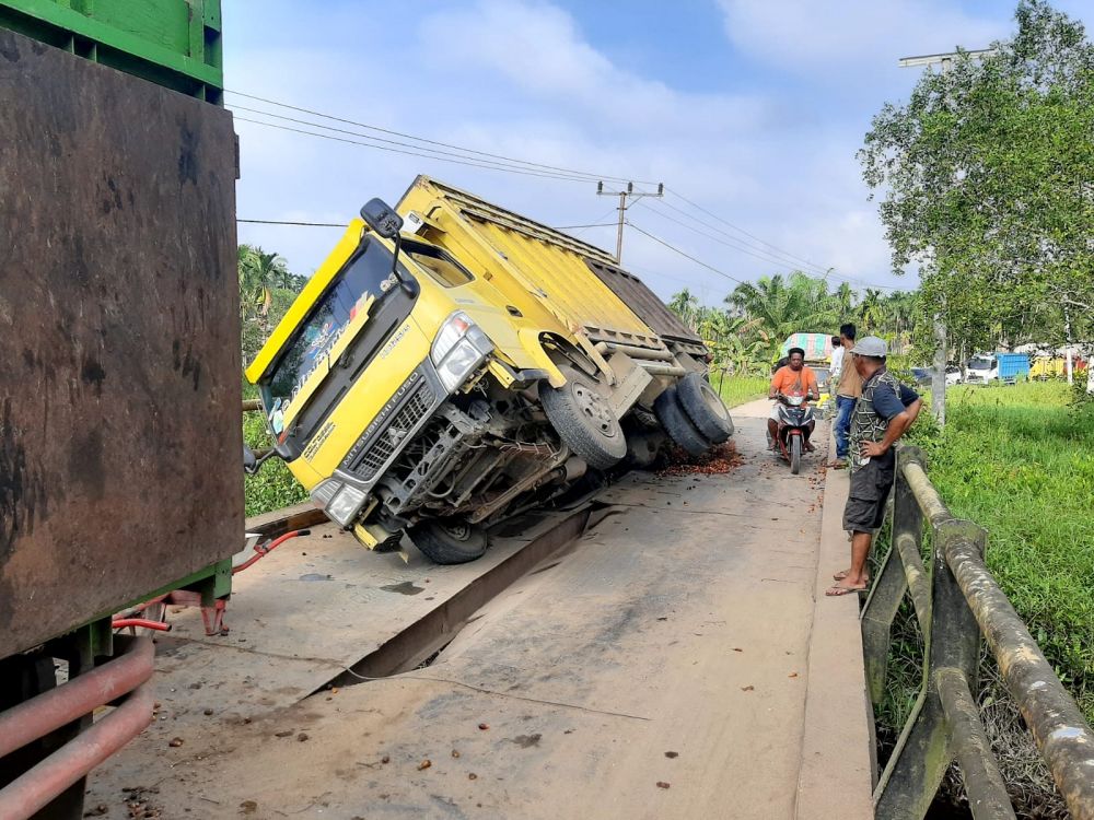 Truk Sawit Terperosok di Jembatan di Sungaibaung, Sempat Terjadi Macet Pajang