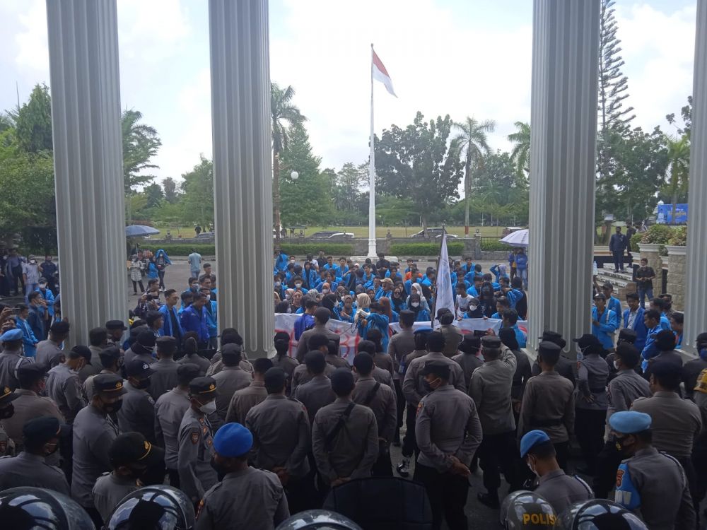 Masih Soal Minyak Goreng, Mahasiswa Unjuk Rasa di Gedung DPRD Provinsi Jambi